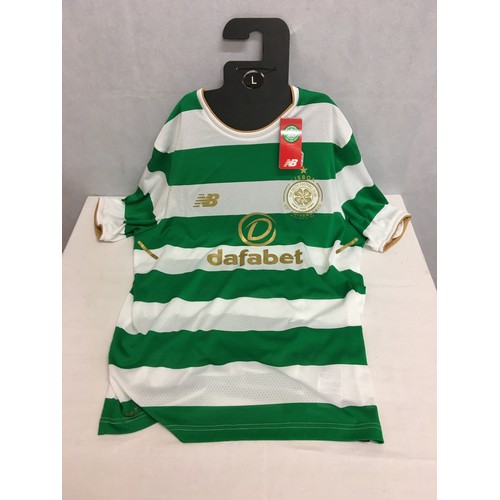 453 - New Celtic football top size large.