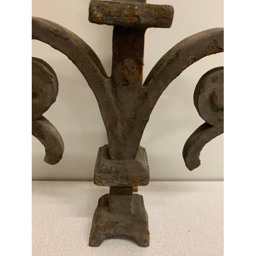 575 - Cast iron finial.