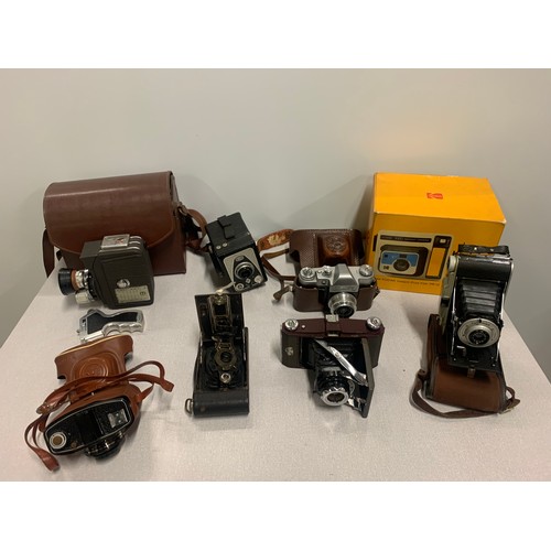 28 - Selection of vintage cameras to include Coronet Rapide etc. See pics.