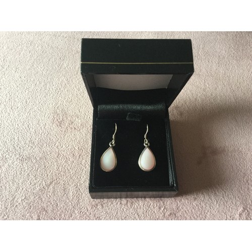 125 - Silver and mother of pearl earrings.