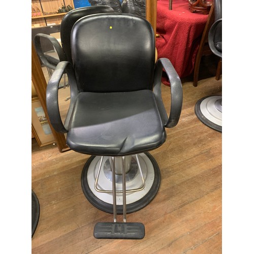 138 - Barber/hairdressing/tattoo chair with hydraulic pump for height adjustment.