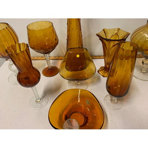 183 - 10 pieces of vintage amber glass ware.