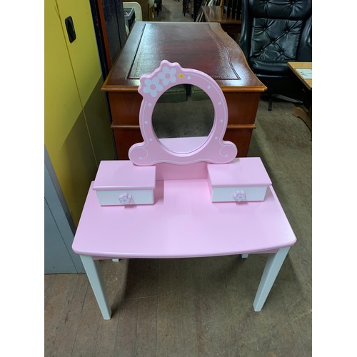 622 - Child dressing table.