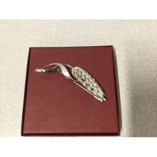 101 - Silver corn brooch marked silver to back.