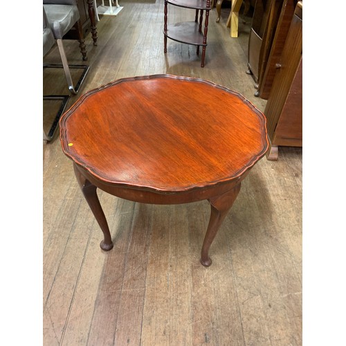 78 - Vintage pie crust table.
48cm h 60cm diameter