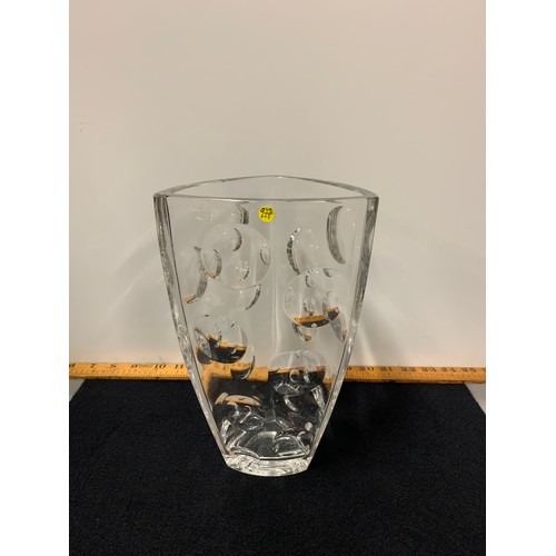 165 - Large, heavy art glass vase.
25cm tall