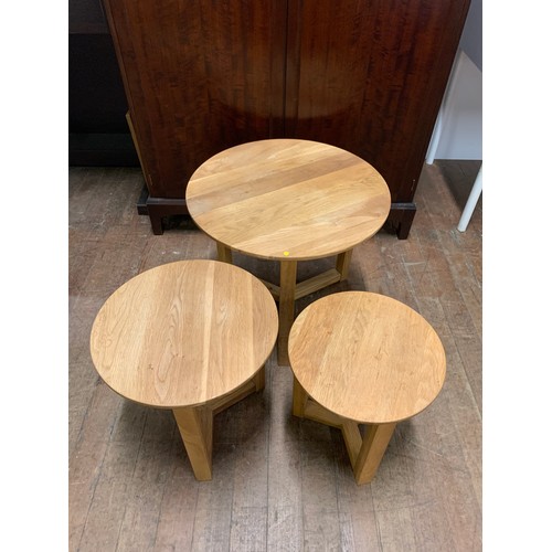 404 - Set of 3 oak end tables.
Tallest 42cm