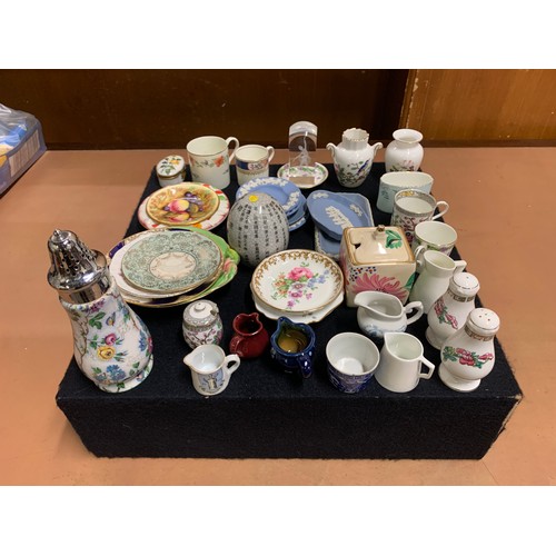 496 - Selection of collectable items to include Wedgewood and chintz sugar shaker etc.