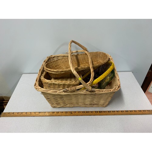 580 - Selection of wicker basket.