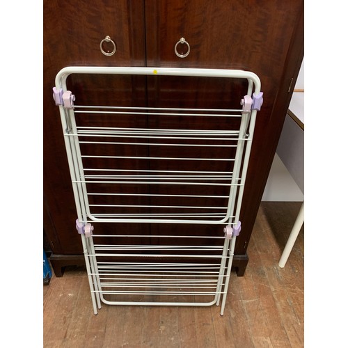 589 - Clothes airer.