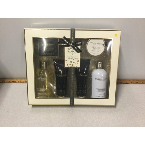 624 - Baylis and Harding gift set.