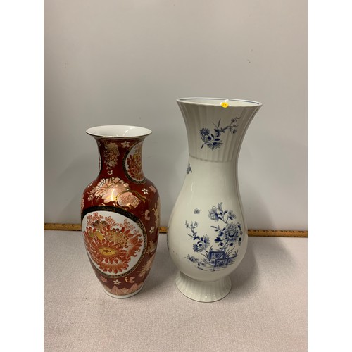 616 - 2 Oriental style vases.