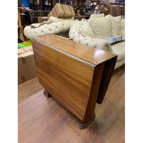 647 - Vintage drop-leaf table.