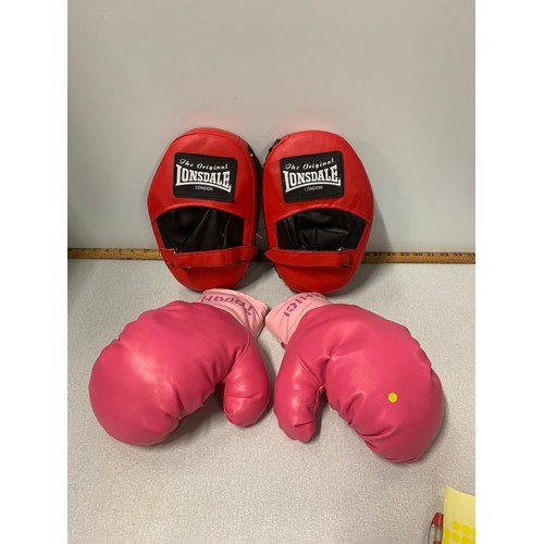 675 - Boxing gloves and pads.