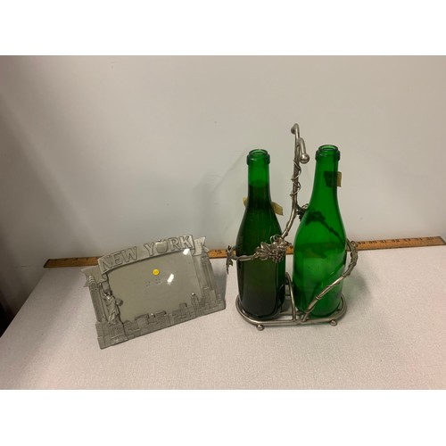 676 - New York photo frame and 2 bottle wine holder.