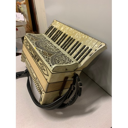 65 - Vintage Settimo Soprani Castello Accordion.