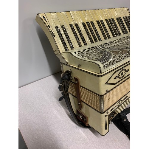 65 - Vintage Settimo Soprani Castello Accordion.