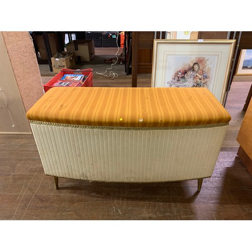 34 - Vintage/retro Ottoman.