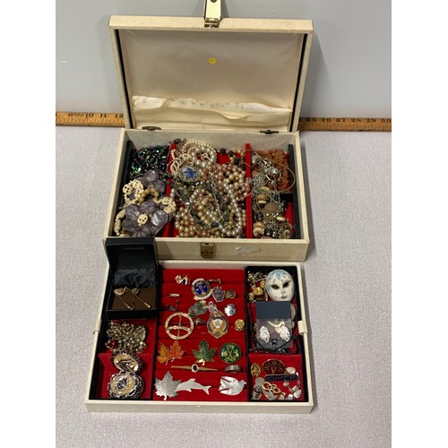 117 - Jewellery box with qty of vintage costume jewellery to include brooches etc.