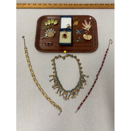 118 - Selection of high quality vintage costume jewellery to include dress brooches.