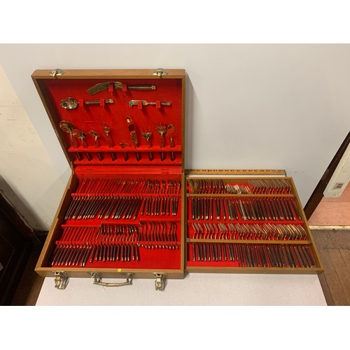 171 - Approx. 146 piece cutlery set in fitted case.