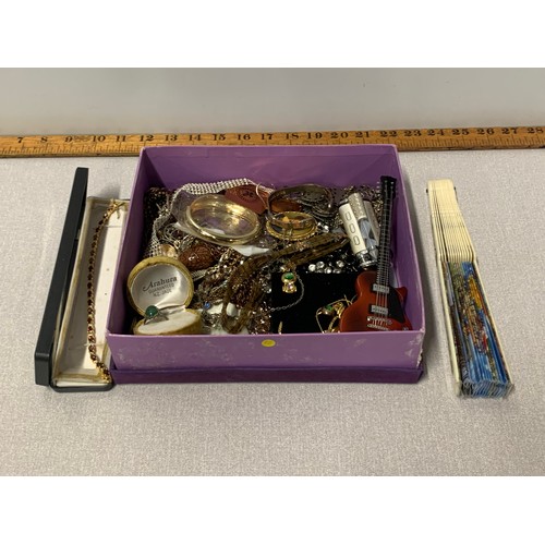 117a - Box of vintage costume jewellery etc.