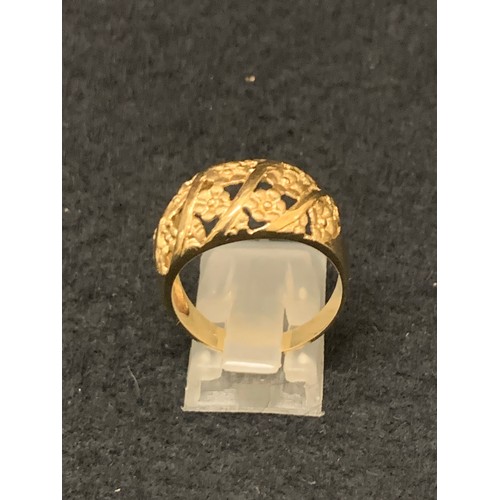 115b - 9ct gold ring in flower design.
3.4g