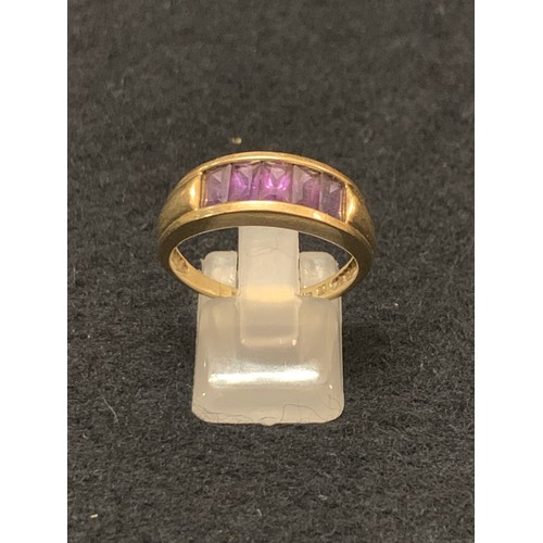 115d - 9ct gold and amethyst ring.
3.9g