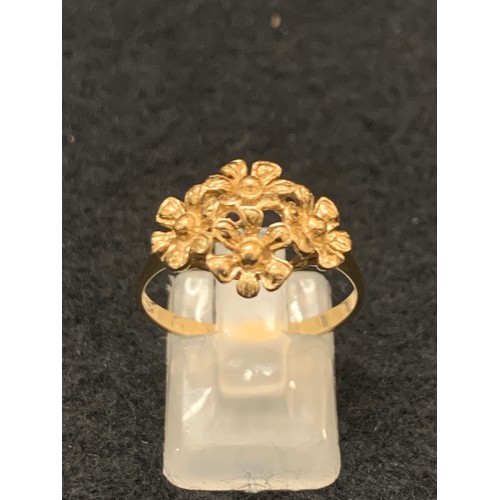 115e - 9ct gold ring in flower design.
2.5g