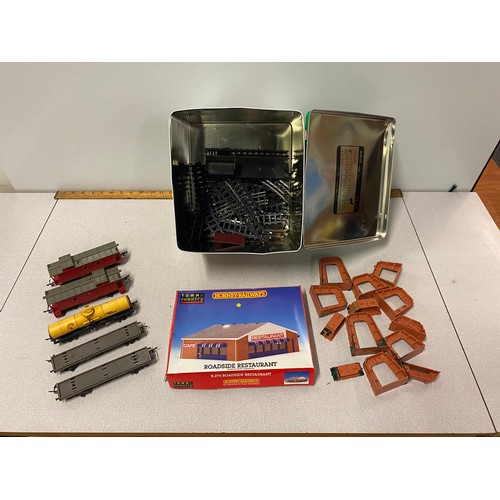 38 - Selection of Hornby train items to include boxed Hornby Railways roadside restaurant.