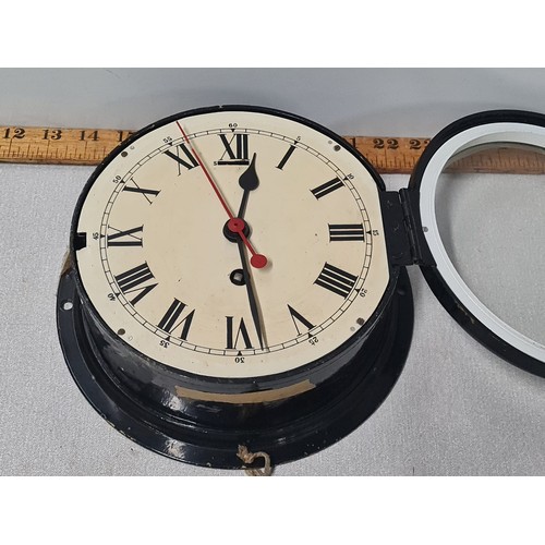 141 - Vintage ships wall clock working.
19cm diameter