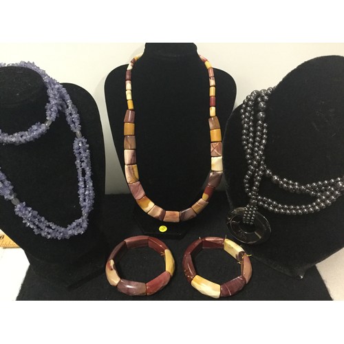 150 - Selection of semi precious stone jewellery to include agate and jasper necklace and matching bracele... 