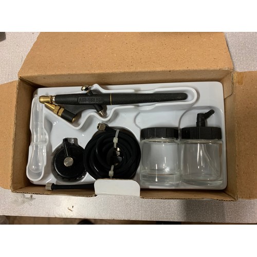 272 - New spray guns and accessories.