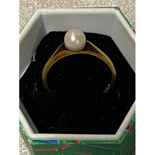 341 - 18ct gold and mother of pearl solitaire ring.