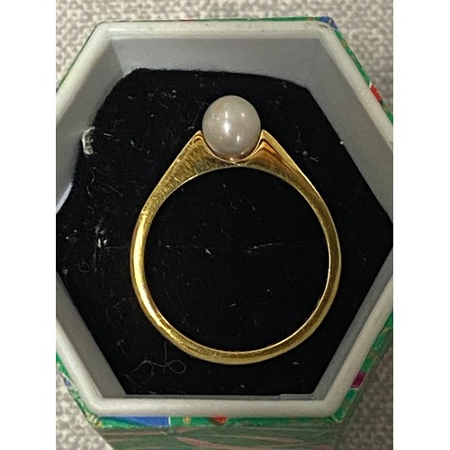 341 - 18ct gold and mother of pearl solitaire ring.