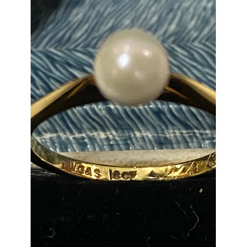 341 - 18ct gold and mother of pearl solitaire ring.