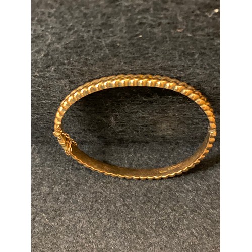 342 - 9ct gold bracelet with chain fastening. 7.3 grams.