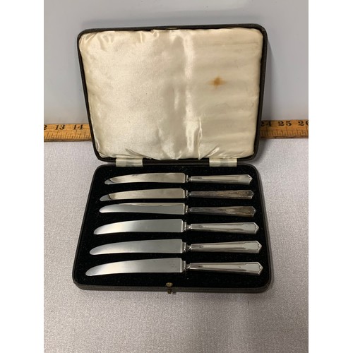 539 - Set of 6 Silver handled knives in fitted case.