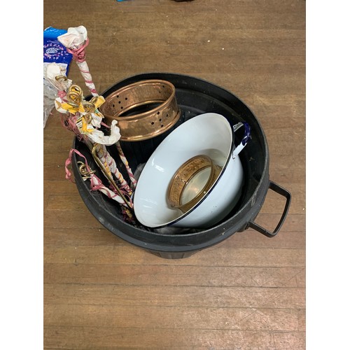 540 - Bucket of copper and brass items and large enamelled bowl