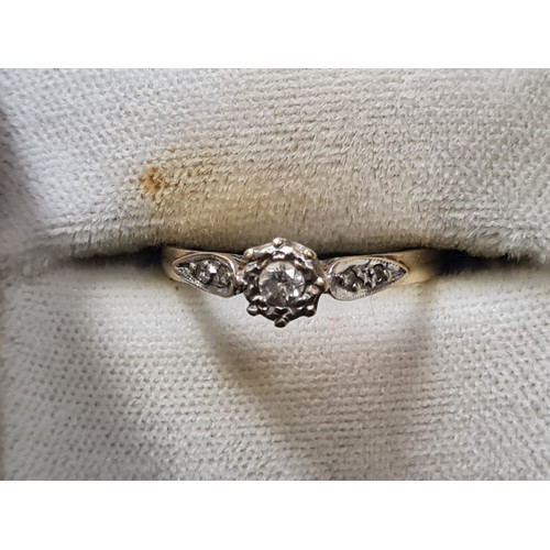 125 - 9ct gold and Illusion set diamond ring.