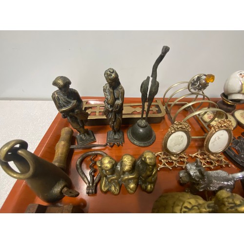 214 - Tray of collectables to include heavy brass figures, weights, small bronze pig and vintage desk cale... 