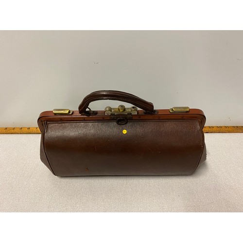 433 - vintage leather doctors bag