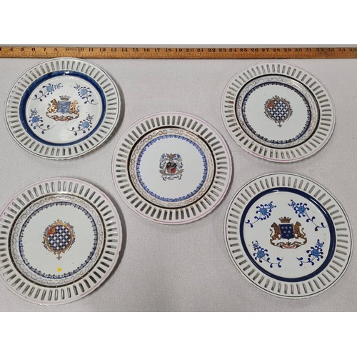 98 - Set of 5 Austrian Royal Vienna porcelain cabinet plates.
25cm in diameter.