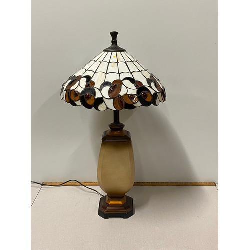 51 - Vintage Tiffany style table lamp.
80cm Tall