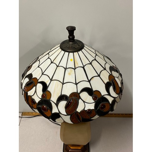 51 - Vintage Tiffany style table lamp.
80cm Tall