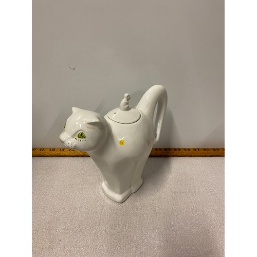 136 - 1970's Carlton ware cat teapot with mouse finial.
23cm Tall