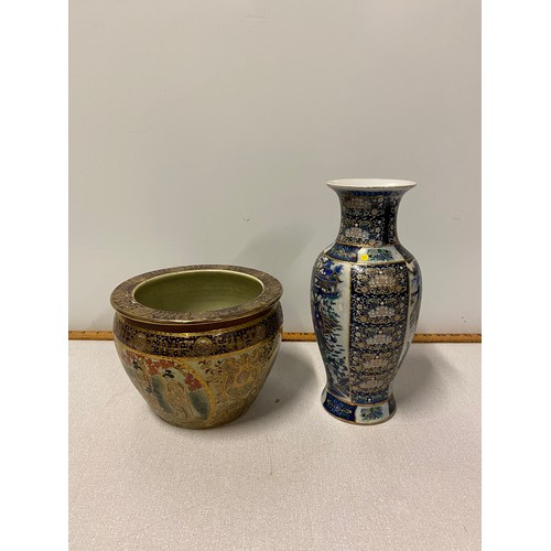 174 - 2 Oriental vases.
Tallest 31cm