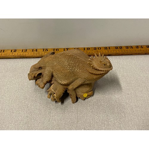 270 - Large Chinese boxwood hand carved lizard sculpture.
Approx 21cm x 11cm