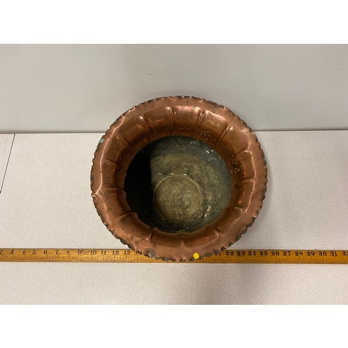 412 - Large antique copper jardinière/planter.
30cm Diameter, 19cm H