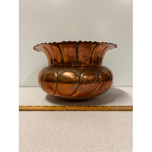 412 - Large antique copper jardinière/planter.
30cm Diameter, 19cm H